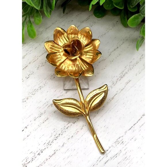 Vintage Gold-Tone Flower Brooch Pin Floral Design - Picture 1 of 5